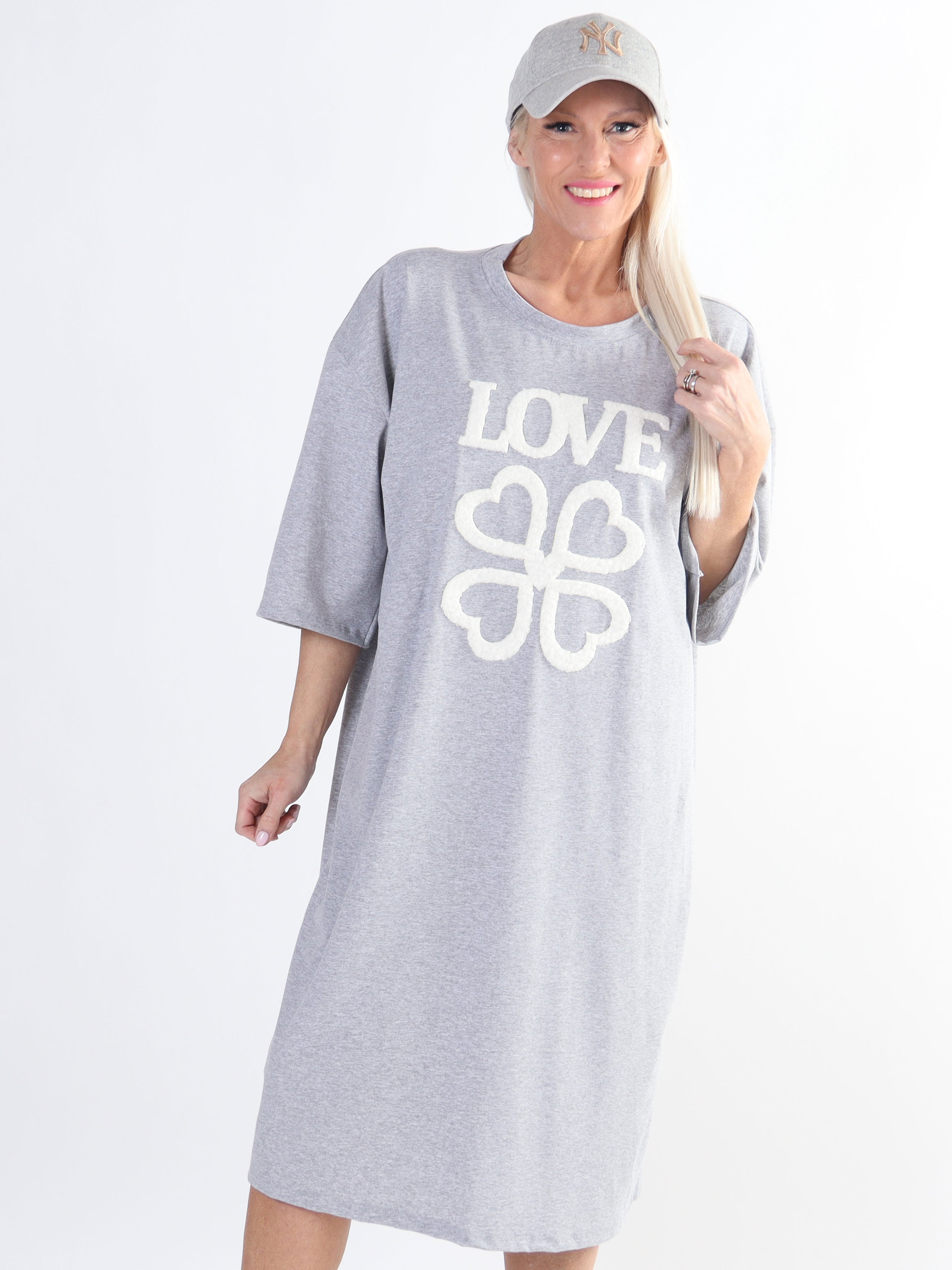 Love - Plus size t-shirtkjole i bomuld med skrift og hjerter